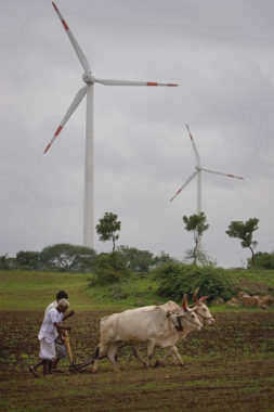 Ветряная турбина в Иднии близ Дхулии, построенная компанией Suzlon Group
