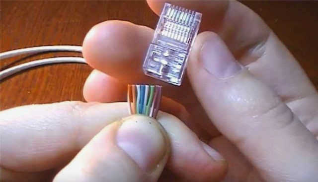 Обжим 8-проводного разъема RJ-45 в соответствии с цветовой схемой