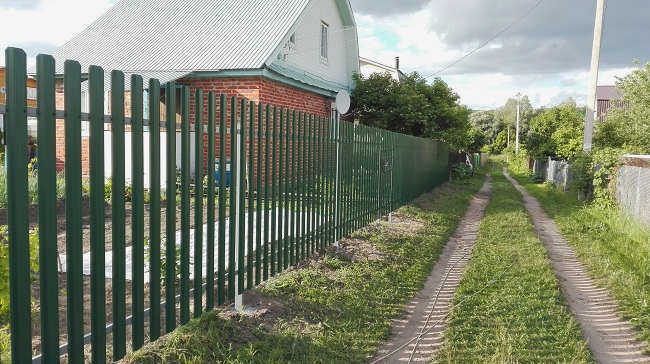 Металлические ограждения для загородных домов