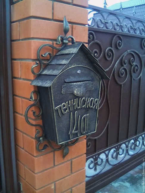 Почтовый ящик на столбе забора