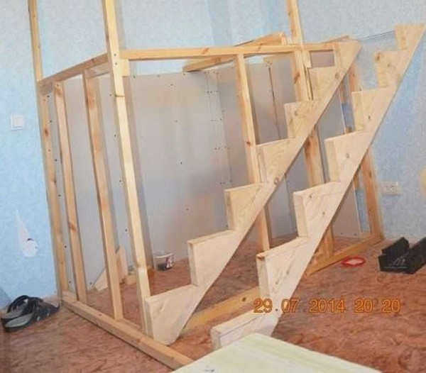 Скобы для лестницы