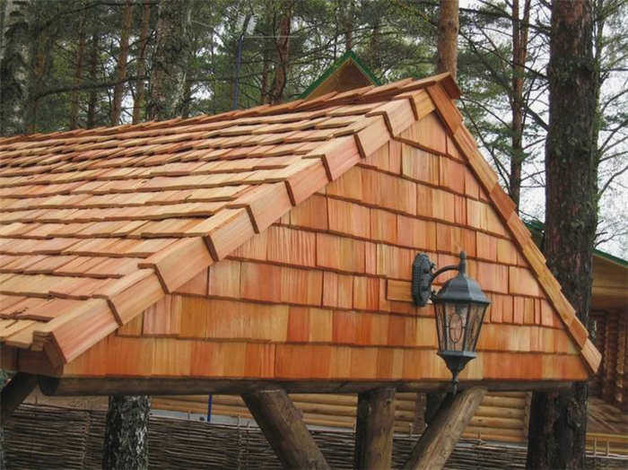 Крыша, покрытая деревянной черепицей