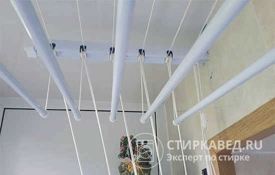 Настенный кронштейн и штанги для сушилки Gimi Lift