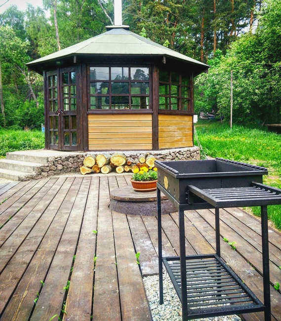Зона барбекю рядом с беседкой