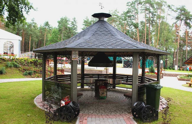 Барбекю в открытой беседке