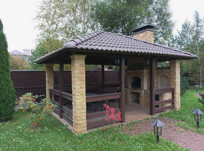 Полуоткрытая беседка из камня и дерева
