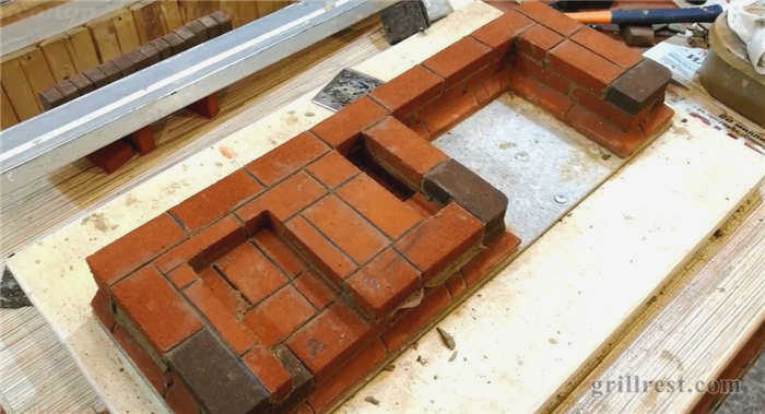 Для формирования зольной камеры установите зольную дверцу (DP-2, DPC).