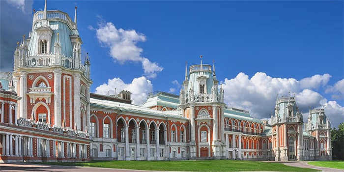 Этот редкий памятник русской неоготической архитектуры сочетает в себе классические русские архитектурные приемы и типичные атрибуты готического стиля.