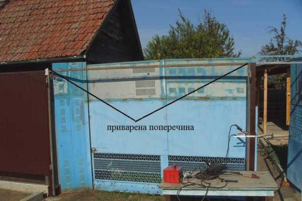 Поперечная балка приварена к столбам
