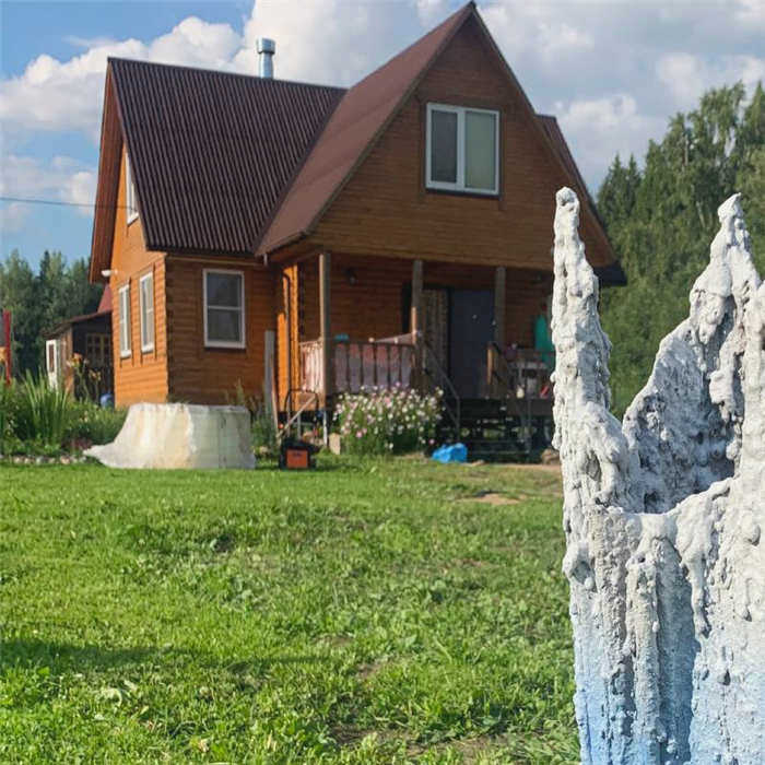 Общий вид дачи с колодцем. У нас есть участок в десять соток и деревянный дом площадью 100 м².