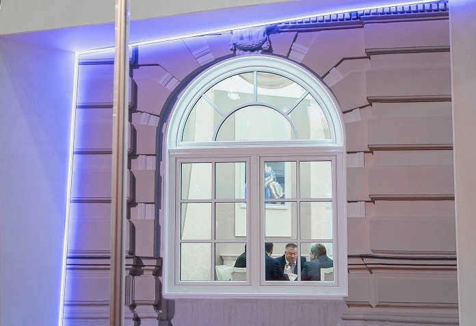 Металлопластиковое носовое окно с профилем VEKA 