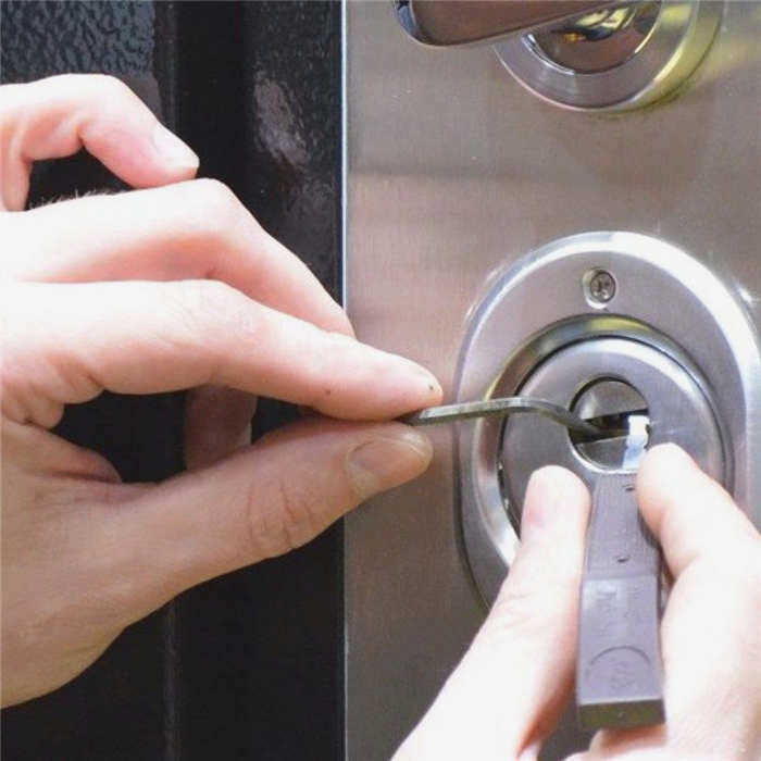 Как открыть дверь без ключа