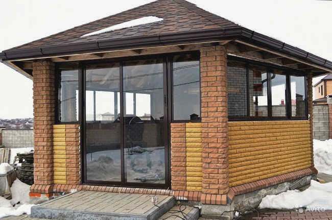 беседка с алюминиевой раздвижной дверью