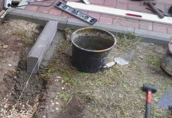 Установка бордюров и окантовки
