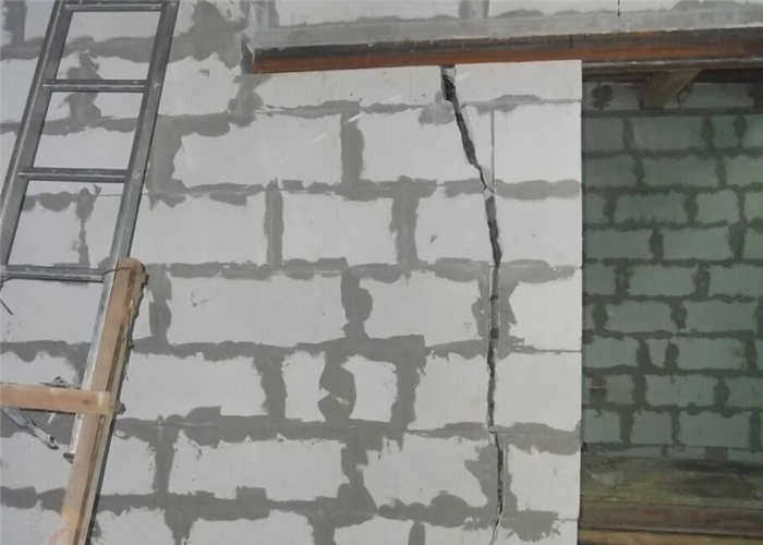 Трещина в газобетоне 