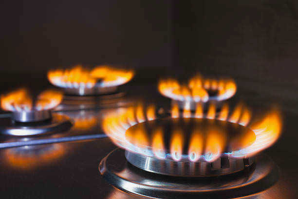 4 Слишком слабое пламя. Слишком сильное уменьшение подачи газа из баллона приведет к слабому пламени. Чтобы исправить это, просто проделайте обратный процесс. Однако чаще всего слабое пламя на газовой варочной панели не связано с регулировкой подачи газа. Если в конфорке нет засоров и крышка сидит ровно, скорее всего, проблема в регуляторе варочной панели, который регулирует подачу газа. В этом случае его необходимо заменить. 