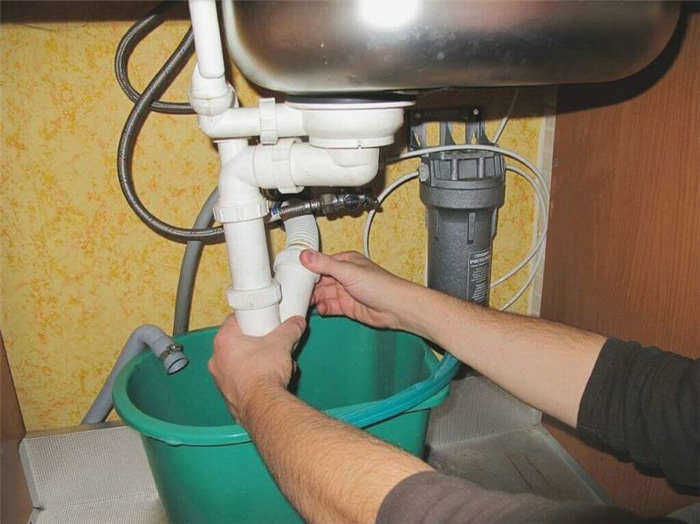 Удаление сифона кухонной раковины