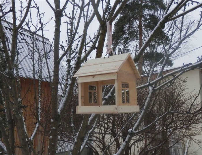 Декоративная кормушка для птиц из