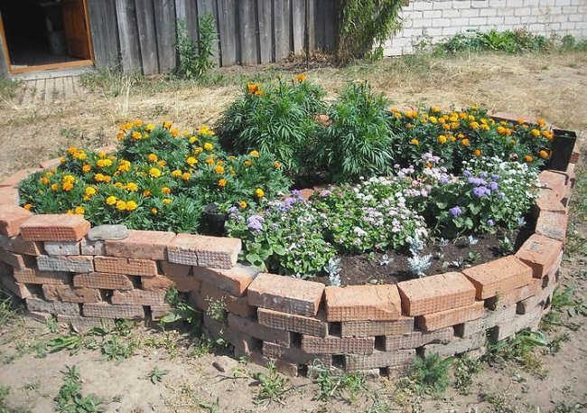 клумба с открытой кирпичной кладкой