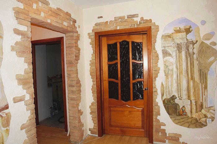 Яркий гибкий камень в фасаде гостиной