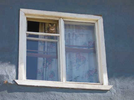 Деревянное окно в доме
