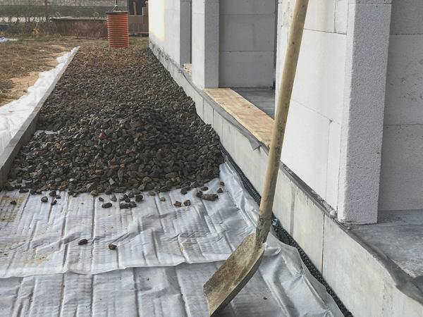 Завершающий слой укладывается поверх геомембраны PLANTER.
