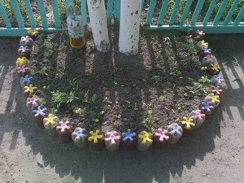 бордюр из пластиковых бутылок