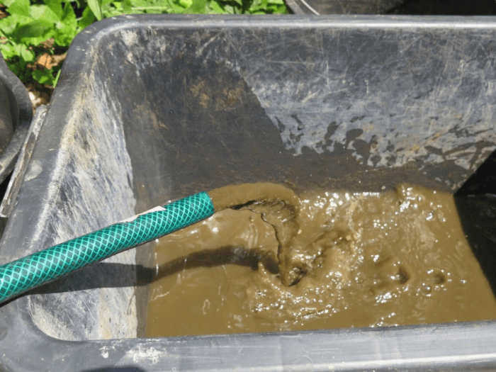 Грязная вода с песком