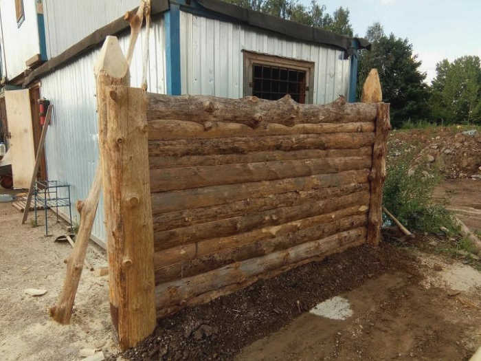 Панельный забор на деревянных столбах