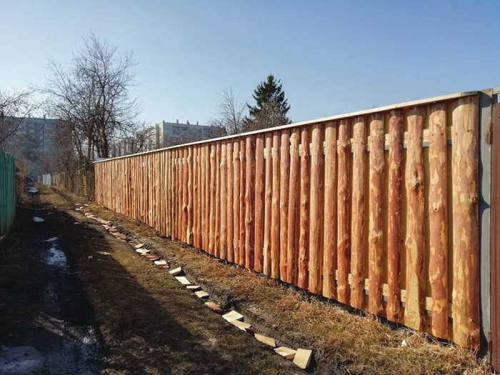 двустороннее ограждение из бревен