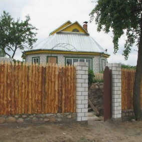 Дизайн забора из плит