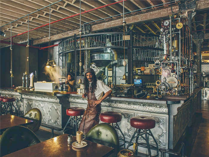 Интерьер стимпанк-кофейни Truth Coffee в Кейптауне