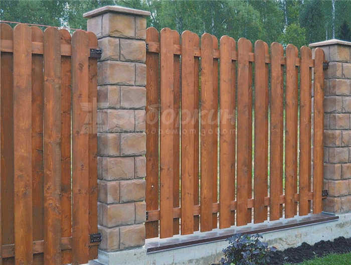 Деревянный и каменный забор