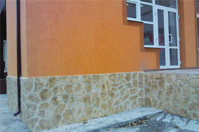 Штукатурка цоколя дома окрашена в тон, совпадающий с цветом стен