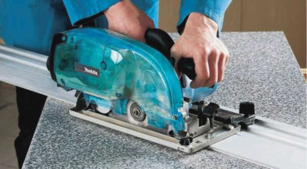 Дисковая пила Makita 5017 RKB оснащена пластиковым контейнером для пыли и эффективной системой пылеудаления.