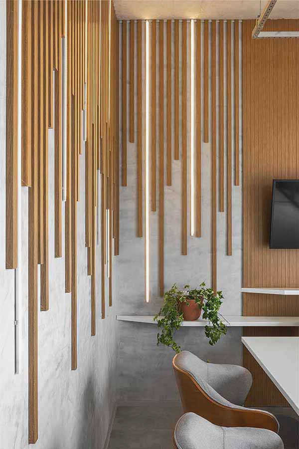 Рейки для стены со светодиодной подсветкой в berizquinelatoarquitetura