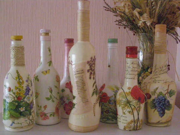 Декупаж на бутылках - хорошее начало для начинающих.