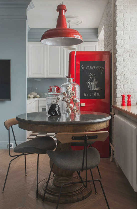 Холодильник SMEG в интерьере маленькой кухни в хрущевке