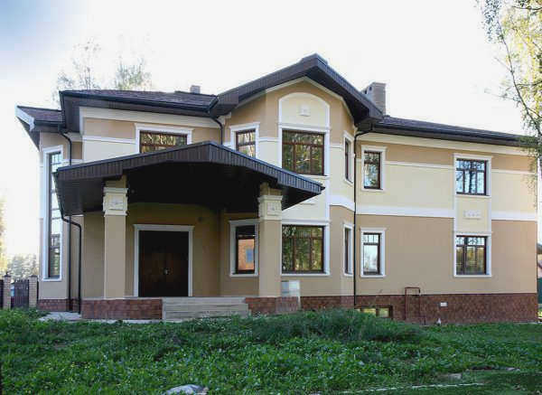 Оштукатуренный фасад загородного дома 