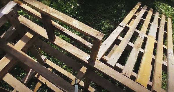 Рама для горки из поддонов. Фото с канала Юрия Романенко 
