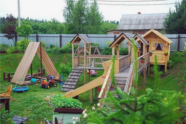 Тренировочная площадка для юных скалолазов на стене