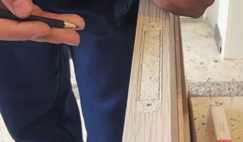 На фото показано размеченное место для установки замка с внутренней стороны.