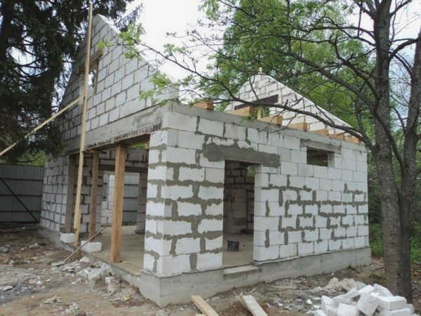 Строительство гаража из пеноблоков требует строгого соблюдения технологии