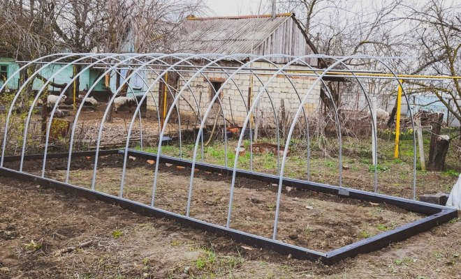 Сугробы между теплицей и домом 