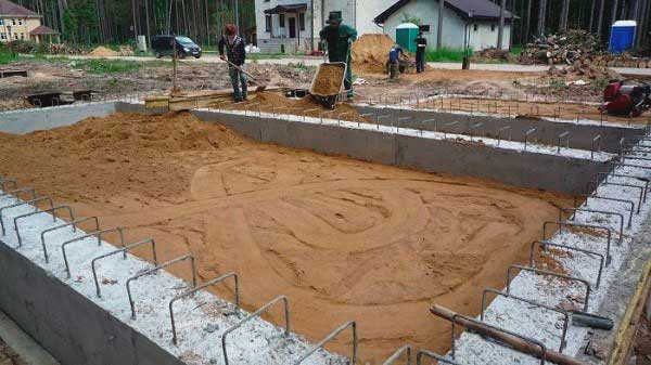 chem-luchshe-backfill-fundament-vnutri-doma