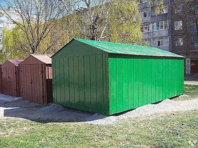Гаражи во дворе жилого дома