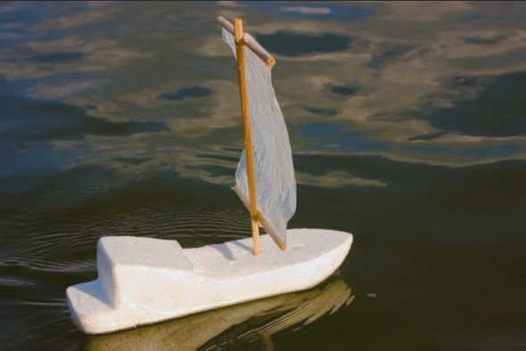 Лодка из пенопласта в воде
