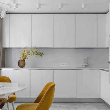Современный дом Laurel Way Beverly Hills с белой кухней