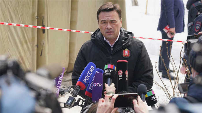 Губернатор Московской области Андрей Воробьев беседует с журналистами у жилого дома на улице Зеленая в Химках, где произошел взрыв.