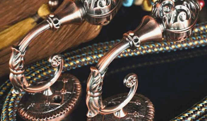 Крючки для штор и держатели для рулонных штор: для чего они нужны и как их крепить